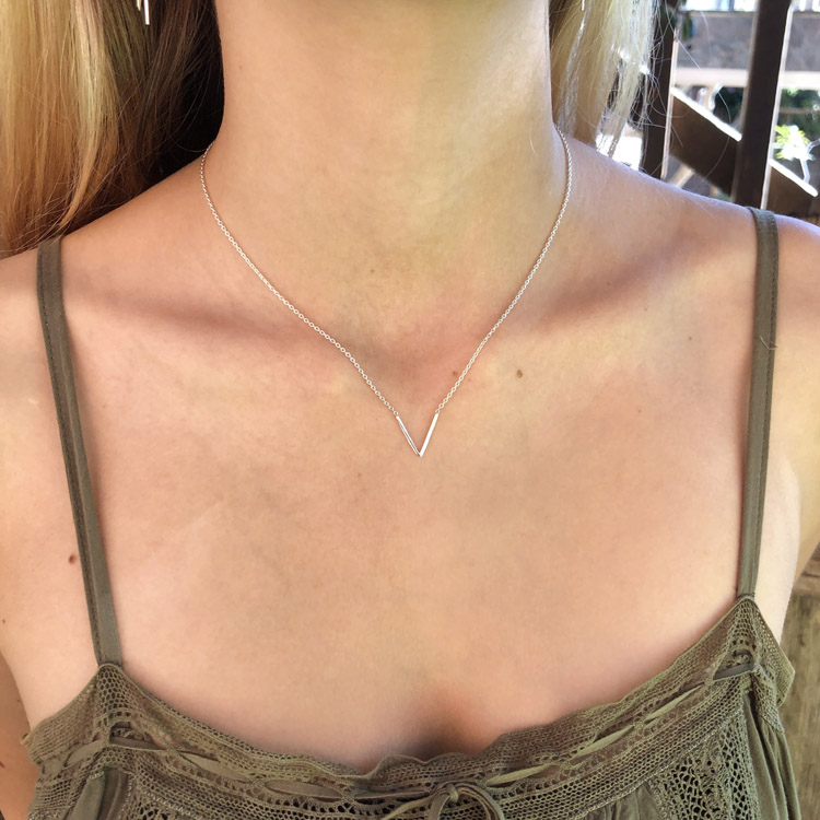 v necklace silver